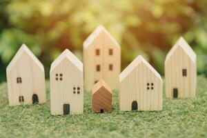 groep van miniatuur houten huis voor echt landgoed gemeenschap van klein stad- dorp beeld concept foto