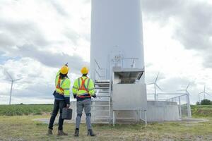 wind turbine ingenieur technicus mannetje team werken onderhoud onderhoud enquête bouw plaats. eco macht energie generator voor duurzame mensen arbeider. foto