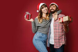 elegant paar in liefde poseren Aan rood achtergrond in modieus elegant kleding. nieuw jaar humeur foto