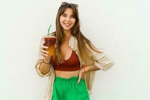 glimlachen Europese vrouw in elegant zomer kleding drinken zoet limonade Aan wit achtergrond. foto