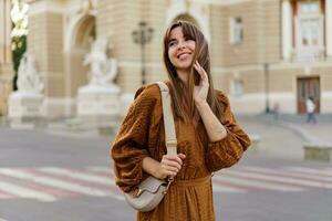 mooi glimlachen vrouw in zomer jurk wandelen en genieten vakanties in Europa. foto