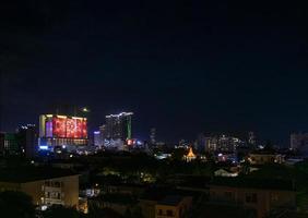 downtown centraal phnom penh nacht uitzicht op de stad in cambodja met naga world casino complex en koh pich diamond island skyline foto