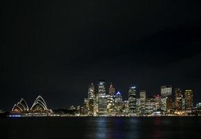 uitzicht op het centrale havengebied van Sydney in Australië 's nachts foto
