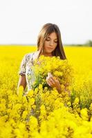 meisje met een boeket gele bloemen