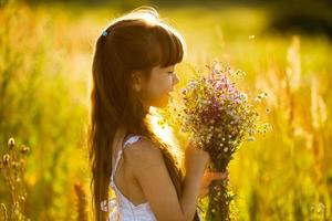 blij meisje met een boeket bloemen foto