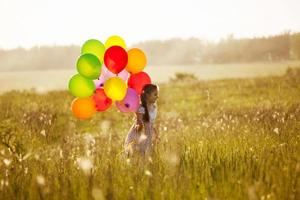 meisje met een bos ballonnen foto