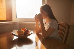 meisje zit en drinkt koffie foto