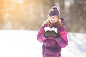 gelukkige jonge vrouw met twee sneeuwballen