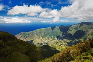 uitzicht op de Atlantische Oceaan vanaf een berg foto