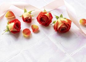 bloemen samenstelling. frame gemaakt van rode rozen en bloemblaadjes foto