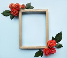 bloemen samenstelling. houten frame en rode rozen foto