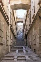 oude stad geplaveide straatbeeld in de oude stad van Jeruzalem, Israël foto