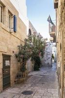 oude stad geplaveide straatbeeld in de oude stad van Jeruzalem, Israël foto