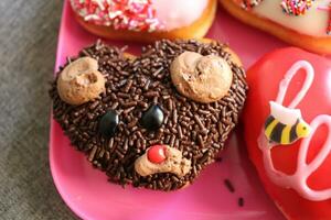 Valentijn donuts gelegd uit Aan een roze bord foto