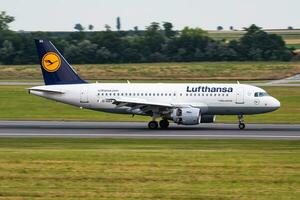 lufthansa passagier vlak Bij luchthaven. schema vlucht reizen. luchtvaart en vliegtuigen. lucht vervoer. globaal Internationale vervoer. vlieg en vliegen. foto