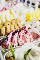 klassieke Italiaanse gastronomische gelato-ijsweergave in de winkel foto