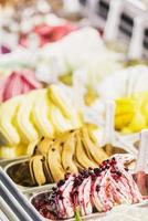 klassieke Italiaanse gastronomische gelato-ijsweergave in de winkel foto