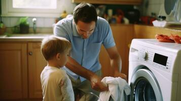 vader en zoon aan het doen wasserij samen naar laden de het wassen machine met vuil kleren foto