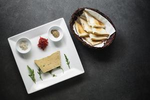 traditionele franse foie gras eendenpastei en toast voorgerecht snackschotel foto