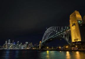 beroemde sydney harbour bridge en cbd skyline bezienswaardigheden in australië 's nachts foto