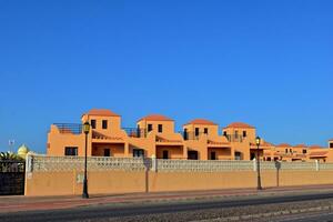 stad van corralejo Aan de Spaans kanarie eiland Fuerteventura Aan een warm vakantie dag foto