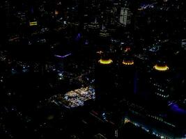 een antenne visie van de stad Bij nacht foto