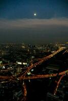 een antenne stad visie Bij nacht foto