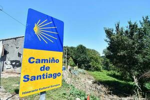 de teken voor de dorp van camino de Santiago foto