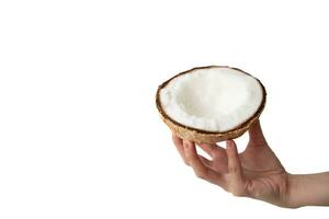gezond en eetpatroon hand- Holding voor de helft van kokosnoot Aan een wit achtergrond. foto