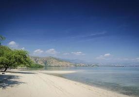 areia branca tropisch strand uitzicht en kust in de buurt van dili in oost-timor foto