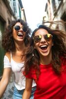 twee brunette spaans meisjes in helder kleren en zonnebril zijn wandelen naar beneden de straat in zonnig het weer. ai generatief foto