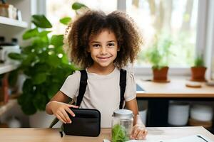 gemengd ras schooljongen Holding lunch doos, op zoek Bij camera en lachend. ai generatief foto