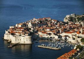uitzicht op de oude stad van dubrovnik en de adriatische kust in kroatië balkan foto