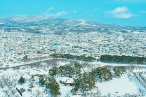 mooi landschap en stadsgezicht van goyokaku toren met sneeuw in winter seizoen. mijlpaal en populair voor attracties in hokkaido, japan.reizen en vakantie concept foto