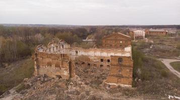 oude verlaten suikerfabriek in de regio Vinnitsia, luchtfoto foto