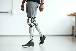 een gehandicapt Afrikaanse Amerikaans Mens met prothesen in plaats daarvan van poten poses tegen een wit muur. ai generatief foto