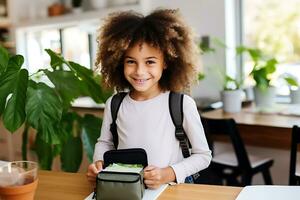 gemengd ras schooljongen Holding lunch doos, op zoek Bij camera en lachend. ai generatief foto