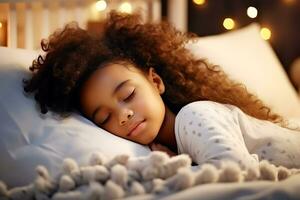 Afrikaanse Amerikaans baby meisje slapen in bed in een donker kinderen kamer lit door slingers. ai generatief foto