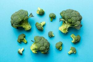 groen vers broccoli achtergrond dichtbij omhoog Aan gekleurde tafel. groenten voor eetpatroon en gezond aan het eten. biologisch voedsel foto