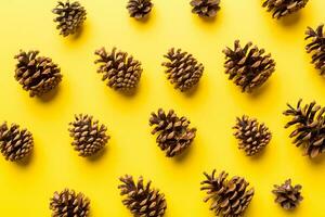 pijnboom kegels Aan gekleurde tafel. natuurlijk vakantie achtergrond met dennenappels gegroepeerd samen. vlak leggen. winter concept foto