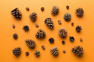 pijnboom kegels Aan gekleurde tafel. natuurlijk vakantie achtergrond met dennenappels gegroepeerd samen. vlak leggen. winter concept foto