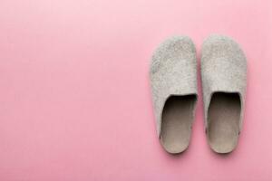 warm winter Dames wollen slippers Aan gekleurde achtergrond. kopiëren ruimte voor tekst foto