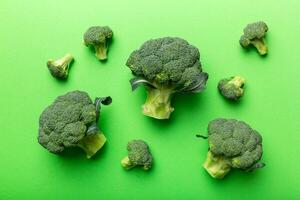 groen vers broccoli achtergrond dichtbij omhoog Aan gekleurde tafel. groenten voor eetpatroon en gezond aan het eten. biologisch voedsel foto