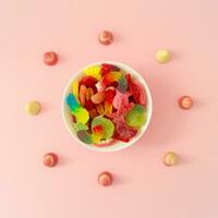 creatief achtergrond gemaakt van kleverig snoepjes. kleurrijk vlak leggen. gelei snoepgoed stijlvol. minimaal concept. foto