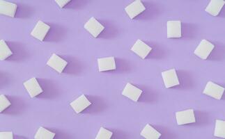 creatief patroon gemaakt van suiker kubussen Aan pastel paars achtergrond. minimaal voedsel concept. modieus vlak leggen patroon achtergrond samenstelling. luxe suiker kubussen idee. top van visie. foto