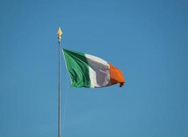 Ierse vlag van Ierland over blauwe lucht