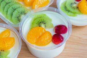 fruitig melk pudding, zoet chocola zijde pudding toetje met fruit topping foto