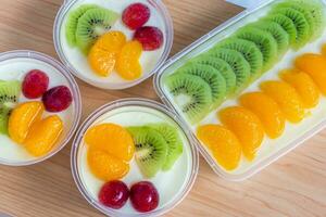 fruitig melk pudding, zoet chocola zijde pudding toetje met fruit topping foto