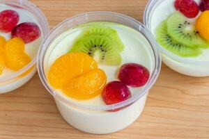 fruitig melk pudding, zoet chocola zijde pudding toetje met fruit topping foto