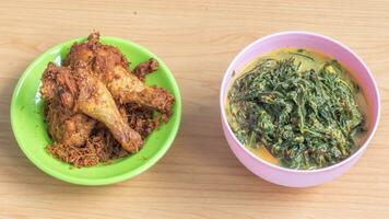 ayam goreng kalasan en gulai daun ubi, Indonesisch traditioneel keuken gemaakt van gebakken kip foto